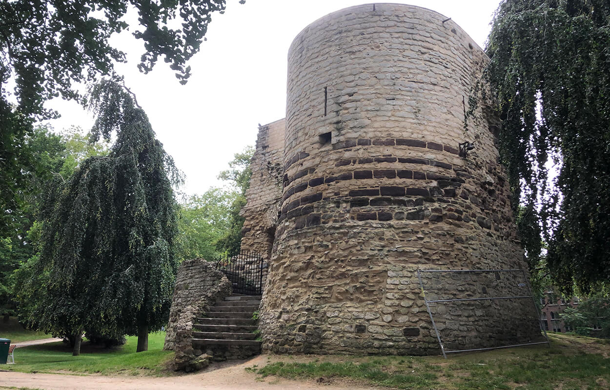 Toren eerste ringmuur einde 12de eeuw-2